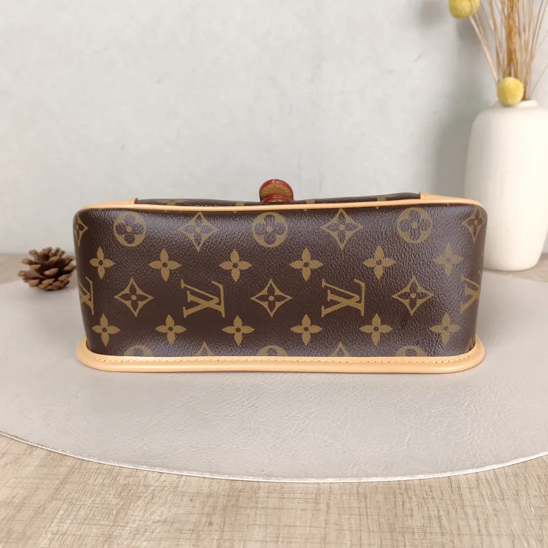 Louis Vuitton Crossbody Bag Diane Baguette Bag Shoulder Strap PVC Small 24 × 9 × 15 cm — cover view 4 of 6