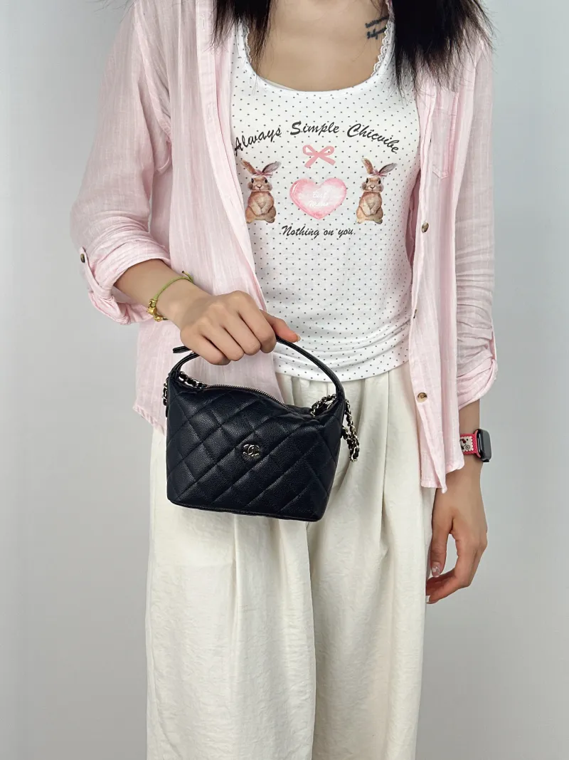 Chanel Crossbody Bag25c Vanity Case Bag Black Grained Calfskin One Size16 × 6 × 13 cm — on-model view 3 of 3