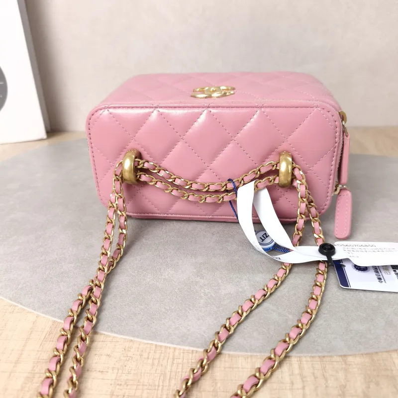 Chanel Crossbody Bag Pink Lambskin One Size17 × 8 × 9.5 cm — detail view 1 of 15