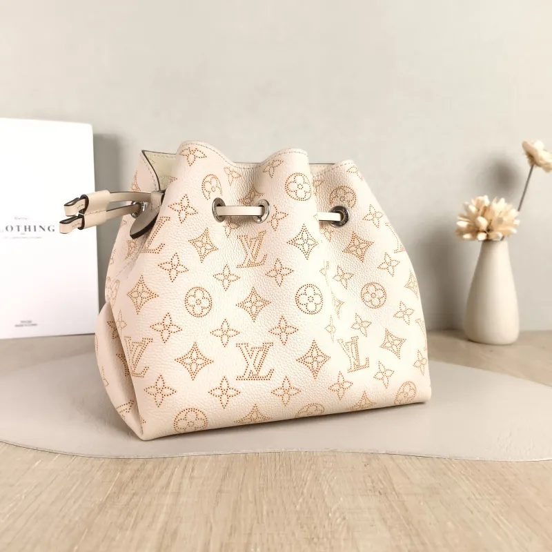 Louis Vuitton Crossbody Bag BELLA Calfskin One Size 22 × 14 × 19 cm — cover view 4 of 5
