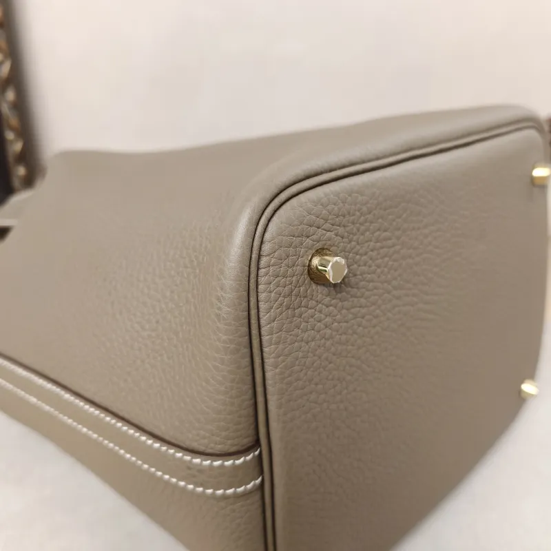 Hermès Top Handle Bag Picotin Lock 22 22 Clemence Taurillon TC Calfskin Medium22 × 18 × 21 cm — detail view 15 of 17
