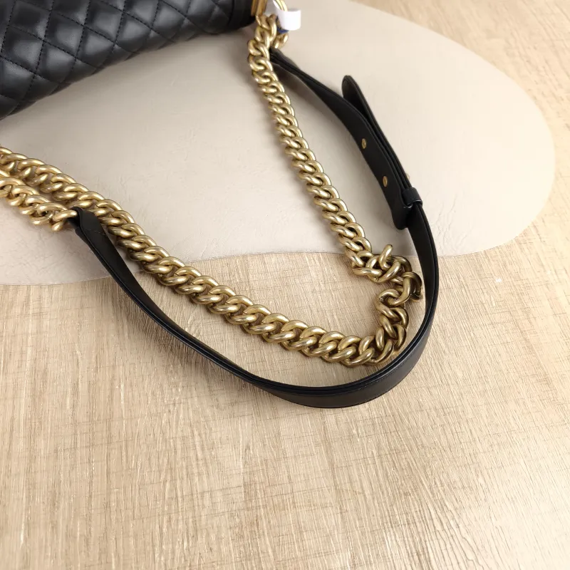 Chanel Crossbody Bag Le Boy​ Black Calfskin Medium 25 × 9 × 15 cm 27 — detail view 4 of 12