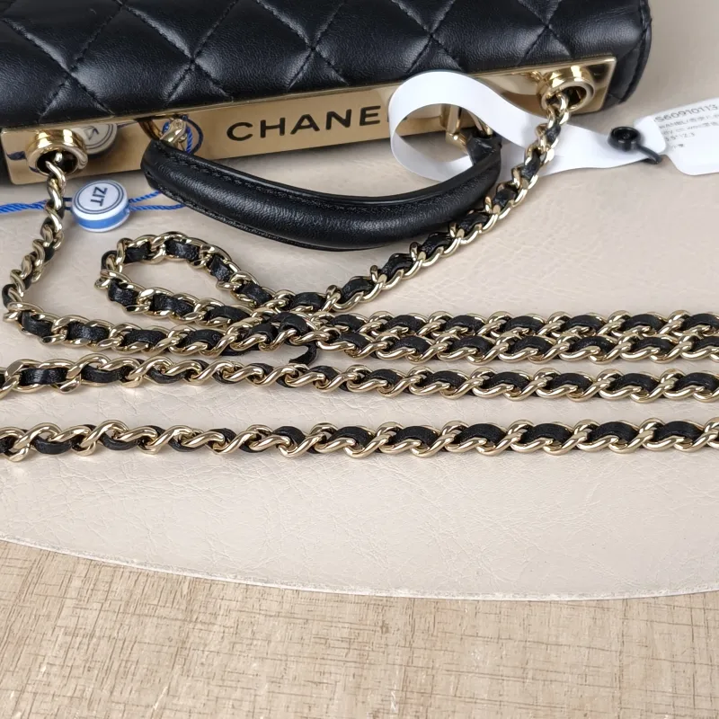 Chanel Crossbody Bag trendy cc woc Black Lambskinmini19.2 × 3.5 × 12.3 cm — detail view 1 of 14