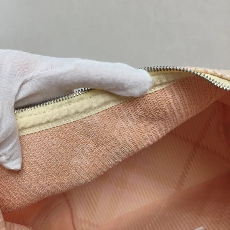 BURBERRY Shoulder Bag 30 × 17 × 38.5 cm — detail view 8 of 11