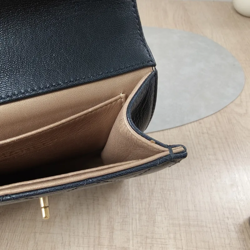 Chanel Crossbody Bag Crossbody Bag Black Calfskin15.5 × 5 × 15 cm — detail view 1 of 20