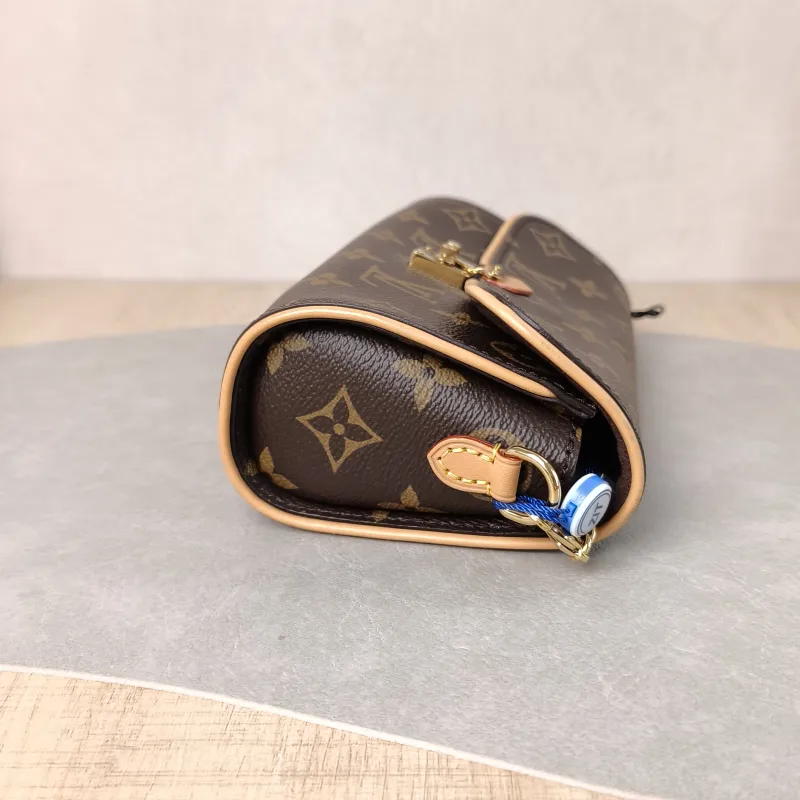 Louis Vuitton Crossbody Bag POCHETTE CAMILLE Monogram PVC One Size 20.5 × 6 × 11 cm — detail view 9 of 12