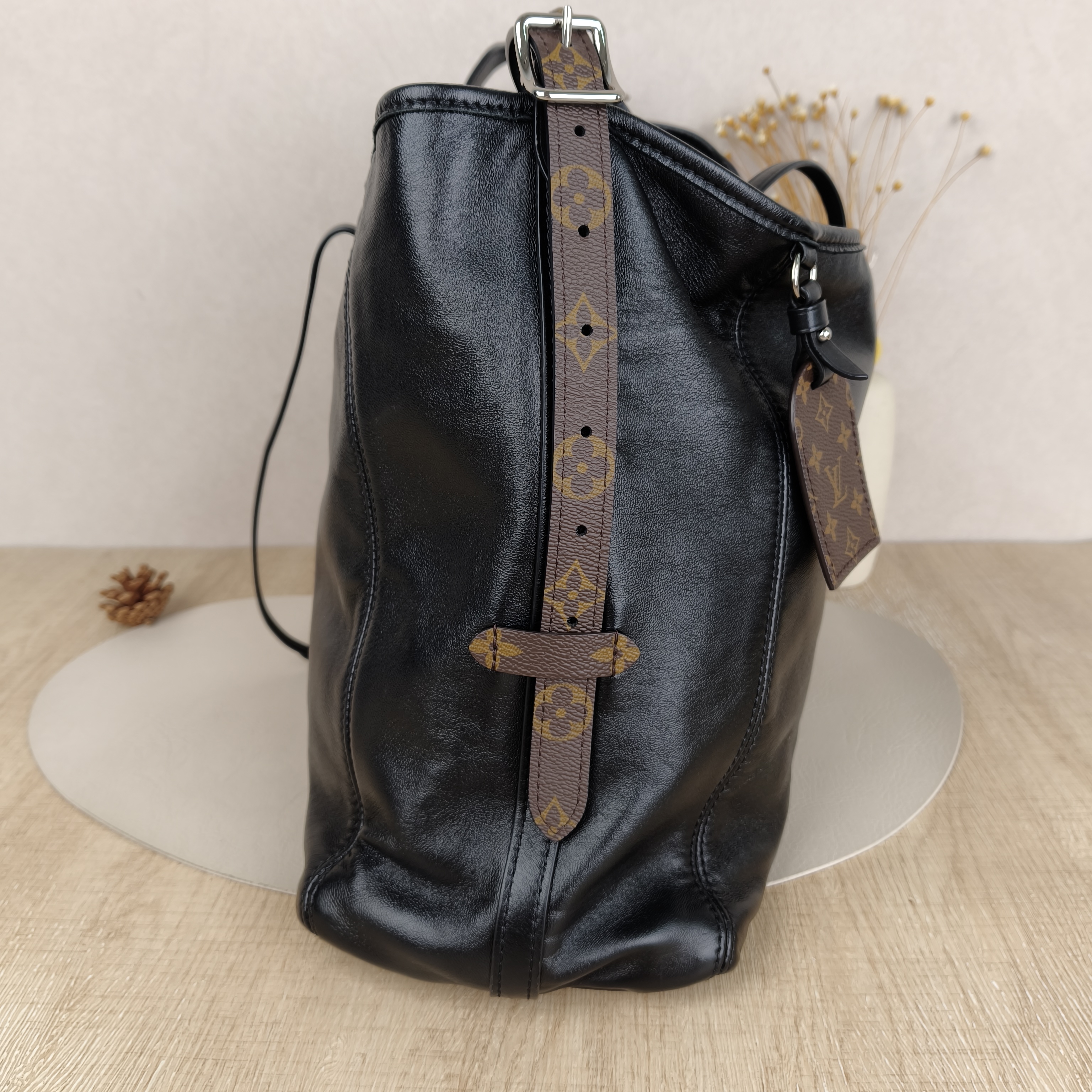 Louis Vuitton Crossbody Bag Carryall Vibe Black SL ambskin Medium39 × 15 × 30 cm — cover view 5 of 9