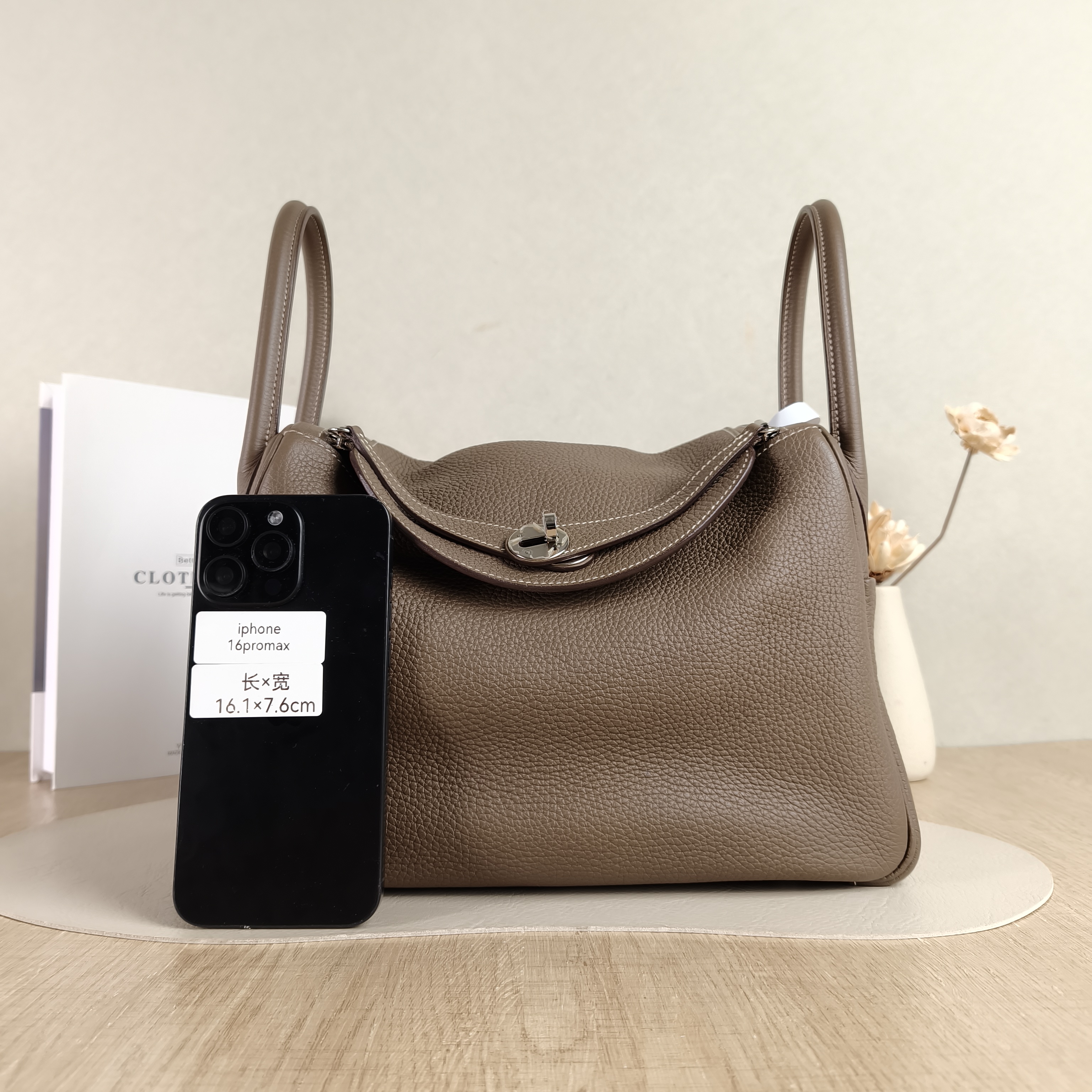 Hermès Shoulder Bag Lindy 30 Clemence Taurillon TC Calfskin Medium30 × 15 × 19 cm — cover view 5 of 5
