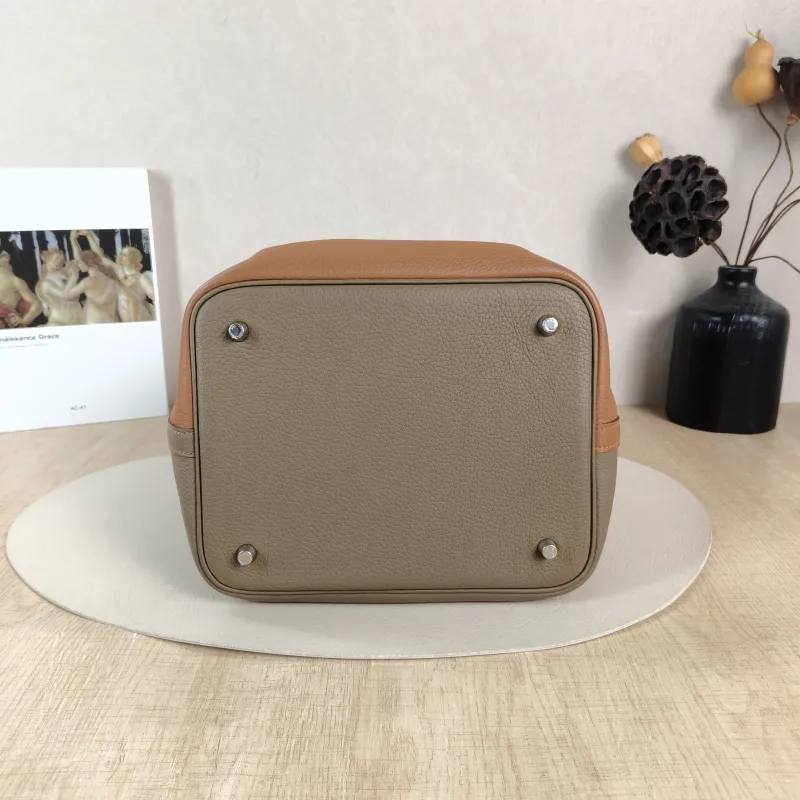 Hermès Top Handle Bag Picotin Lock 22 22 37 Brown · 18 · I2 TC Calfskin Medium 22 × 17 × 21 cm Z — cover view 2 of 6