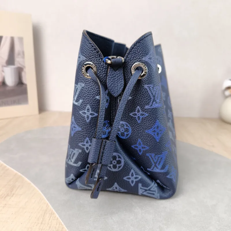 Louis Vuitton Crossbody Bag BELLA · Calfskin One Size 22 × 14 × 19 cm — detail view 8 of 11