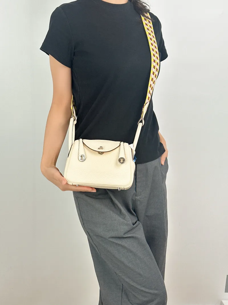 Hermès Crossbody Bag Shoulder Strap Lindy Mini 19 TC Calfskinmini19 × 9.5 × 13 cm — on-model view 2 of 2