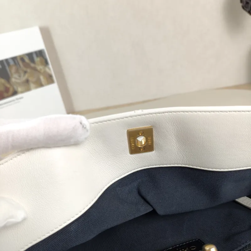 Chanel Shoulder Bag Tote Bag White Gold Calfskin One Size 25 × 7 × 24 cm 31 — detail view 1 of 10