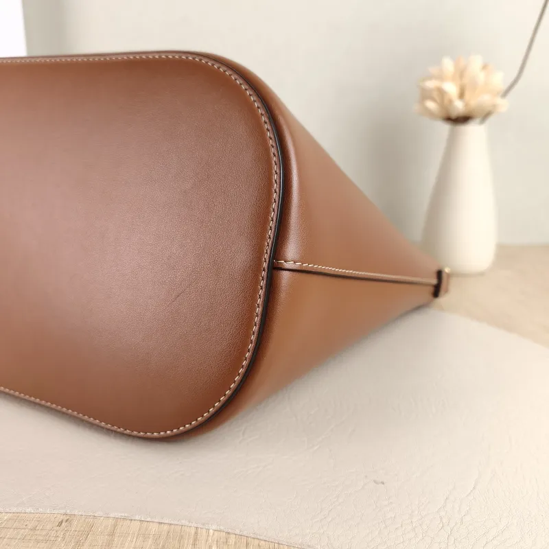 CELINE Crossbody Bag Louise Bucket Bag Calfskin Medium 24 × 16 × 28 cm — detail view 4 of 12
