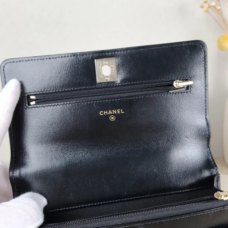 Chanel Crossbody Bag Pearl Black Lambskin 19 × 3.5 × 12 cm — detail view 13 of 14
