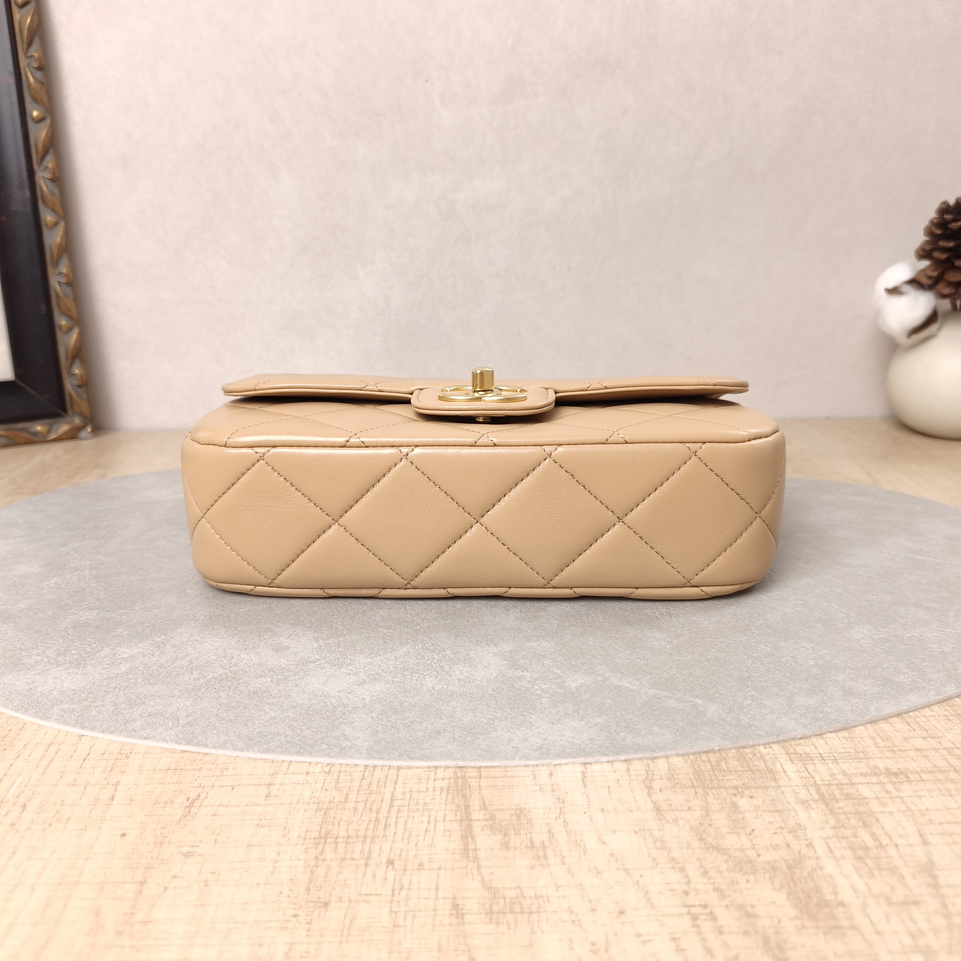 Chanel Crossbody Bag26c Pearl Taupe Lambskin23 × 6 × 14 cm — cover view 2 of 5