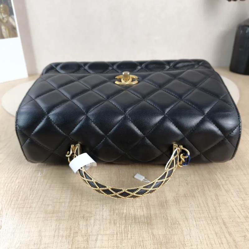 Chanel Crossbody Bag Black with Gold-Tone Hardware Lambskin One Size 25 × 10 × 16 cm — detail view 4 of 12