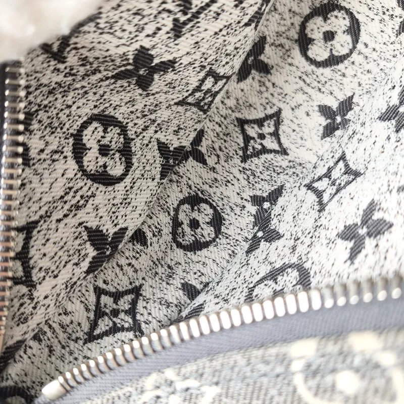 Louis Vuitton Crossbody Bag Loop Grey Small 23 × 6 × 13 cm — detail view 10 of 12
