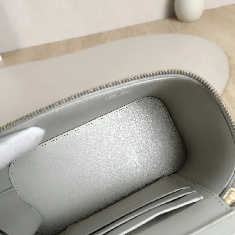 Chanel Crossbody Bag trendy cc Edition Green Lambskin One Size17 × 8 × 9.5 cm — detail view 5 of 8