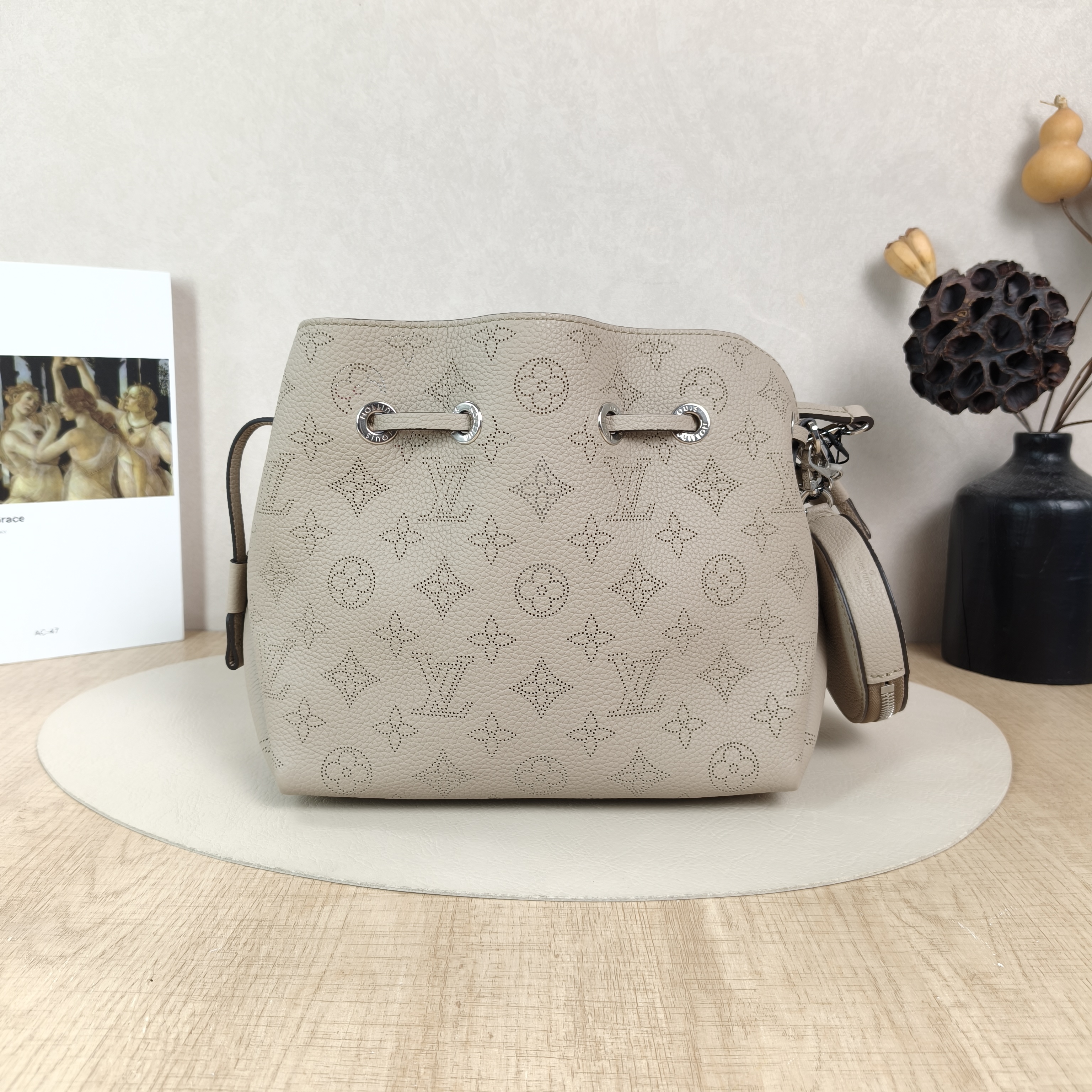 Louis Vuitton Crossbody Bag BELLA Calfskin22 × 14 × 19 cm — cover view 4 of 5