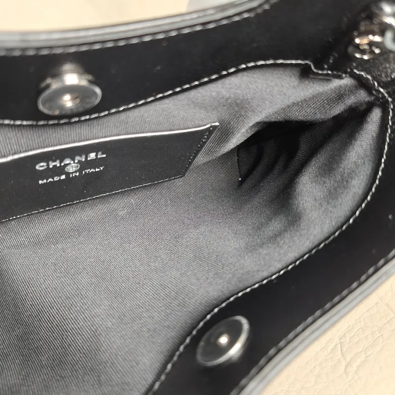 Chanel Shoulder Bag31Bag v Waxed Leather Calfskinnano20.5 × 3.5 × 17 cm — detail view 6 of 12