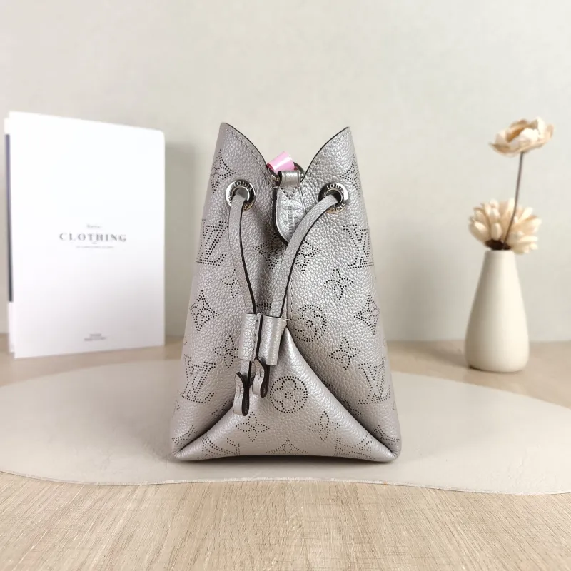 Louis Vuitton Crossbody Bag BELLA Grey Calfskin One Size 22 × 14 × 19 cm — detail view 8 of 10