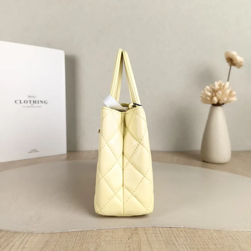 Chanel Crossbody Bag Kelly Yellow Lambskin mini19 × 7 × 13 cm — detail view 8 of 12