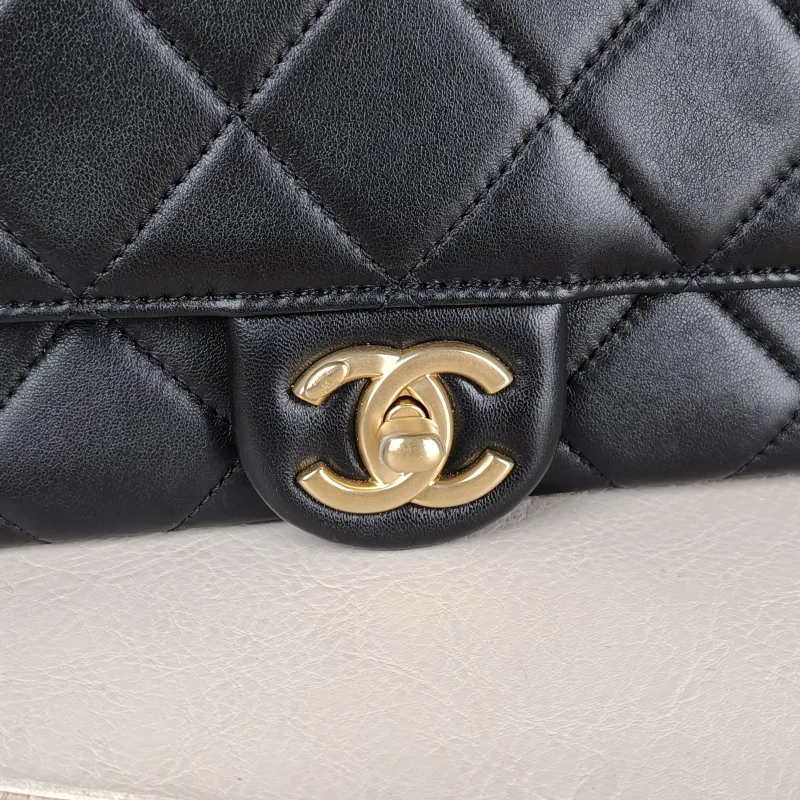 Chanel Crossbody Bag Pearl Crossbody Bag Black Lambskin One Size 21 × 7 × 15 cm — detail view 6 of 15