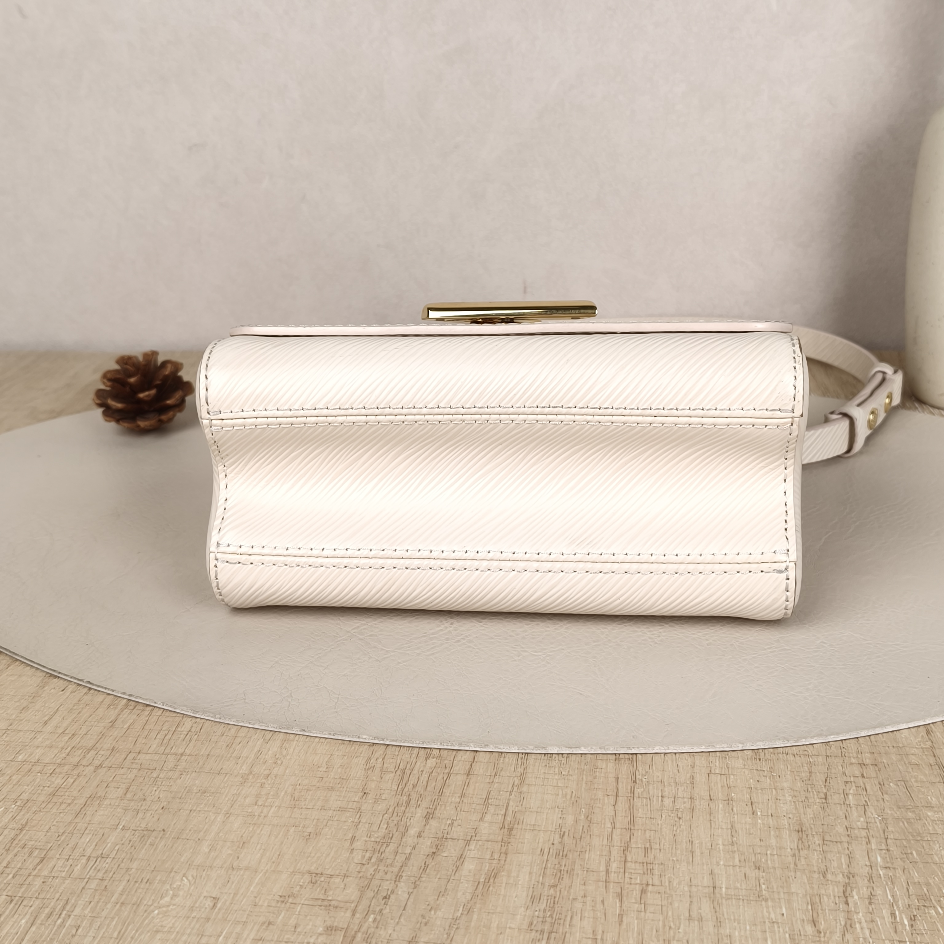 Louis Vuitton Crossbody Bag Twist White Epi Embossed Calfskin Small19 × 9 × 15 cm — cover view 6 of 8
