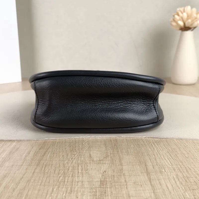 Chanel Crossbody Bag Crossbody Bag Black Calfskin One Size18.5 × 7 × 13 cm — cover view 2 of 5