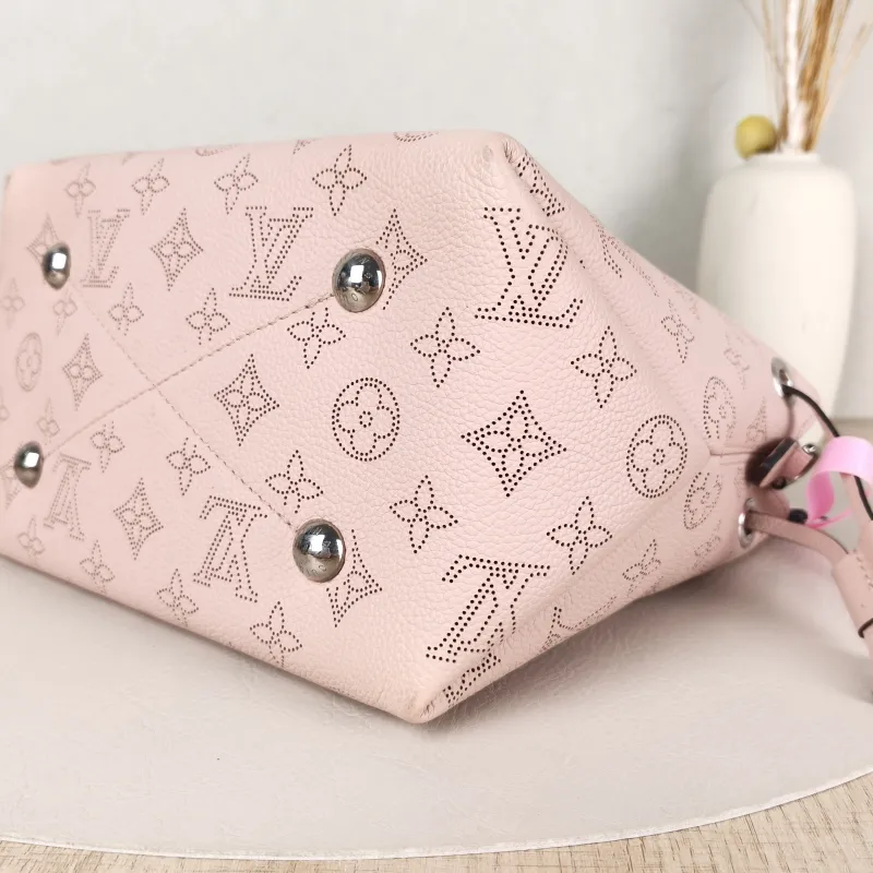 Louis Vuitton Crossbody Bag BELLA Pink Calfskin One Size22 × 14 × 19 cm — detail view 8 of 9
