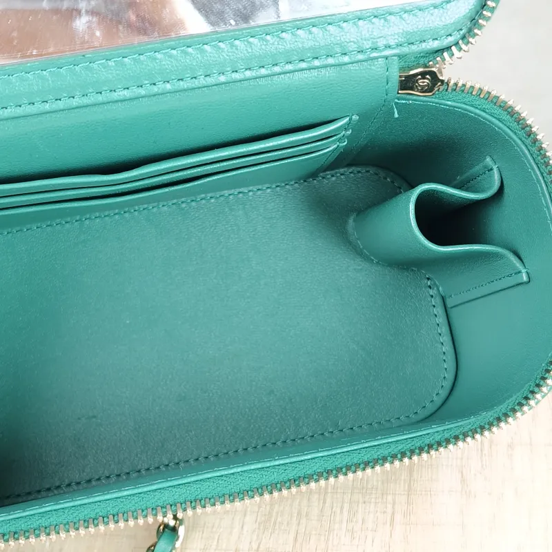 Chanel Crossbody Bag Edition Green Lambskinmini16 × 8 × 9.5 cm — detail view 11 of 15
