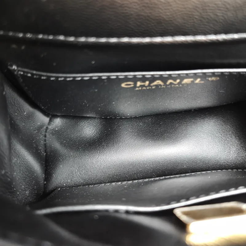 Chanel Crossbody Bag Edition Black Calfskinmini16 × 7 × 15 cm — detail view 9 of 11