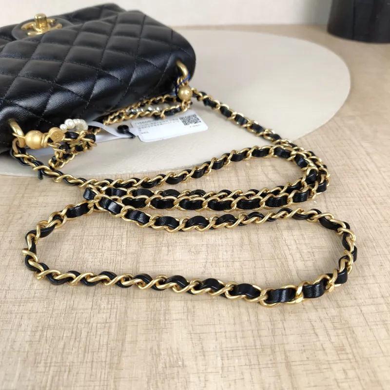 Chanel Crossbody Bag Pearl Black Lambskinmini17 × 5 × 12.5 cm — detail view 7 of 12