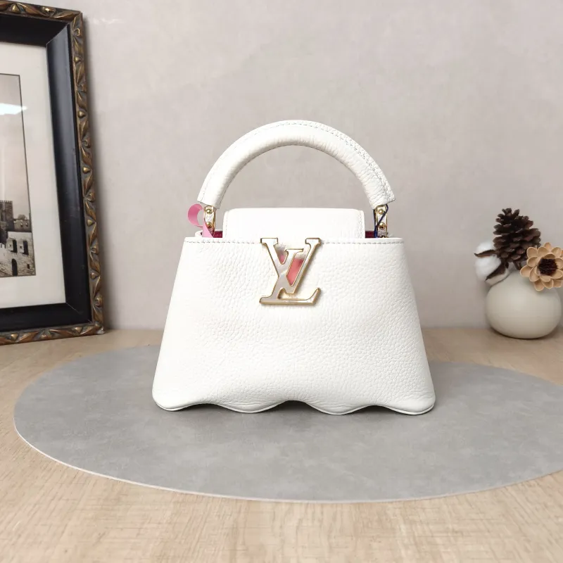 Louis Vuitton Crossbody Bag Capucines White Calfskinmini22 × 7.5 × 14 cm