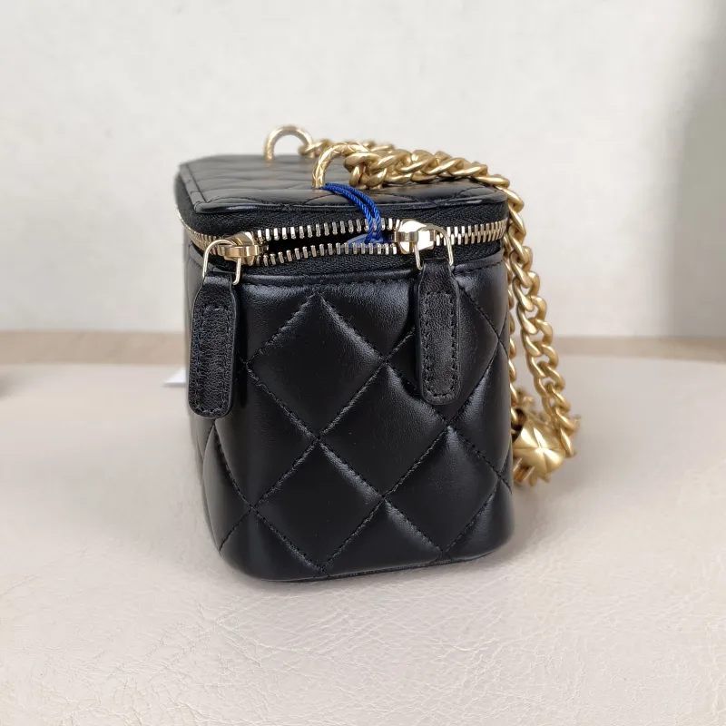 Chanel Crossbody Bag Edition Black Lambskin One Size 17 × 8 × 9.5 cm Conditioned — detail view 4 of 14