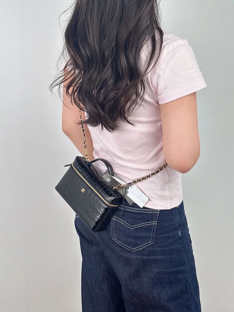 Chanel Crossbody Bag lp Vanity Case Bag Black Calfskin One Size 19.5 × 5 × 17 cm — on-model view 1 of 2