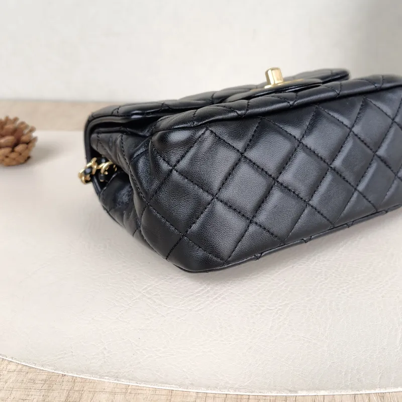 Chanel Crossbody Bag Black Lambskinmini17 × 8 × 13.5 cm — detail view 13 of 16