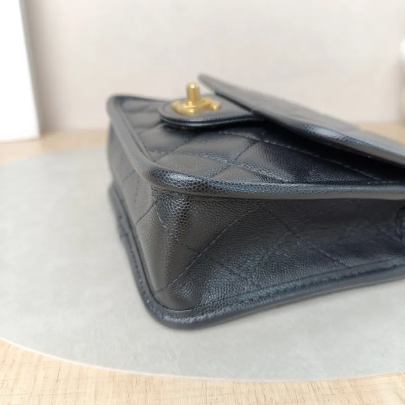 Chanel Crossbody Bag25b Messenger Bag Black Grained Calfskin Small17 × 7 × 16.5 cm — detail view 2 of 20