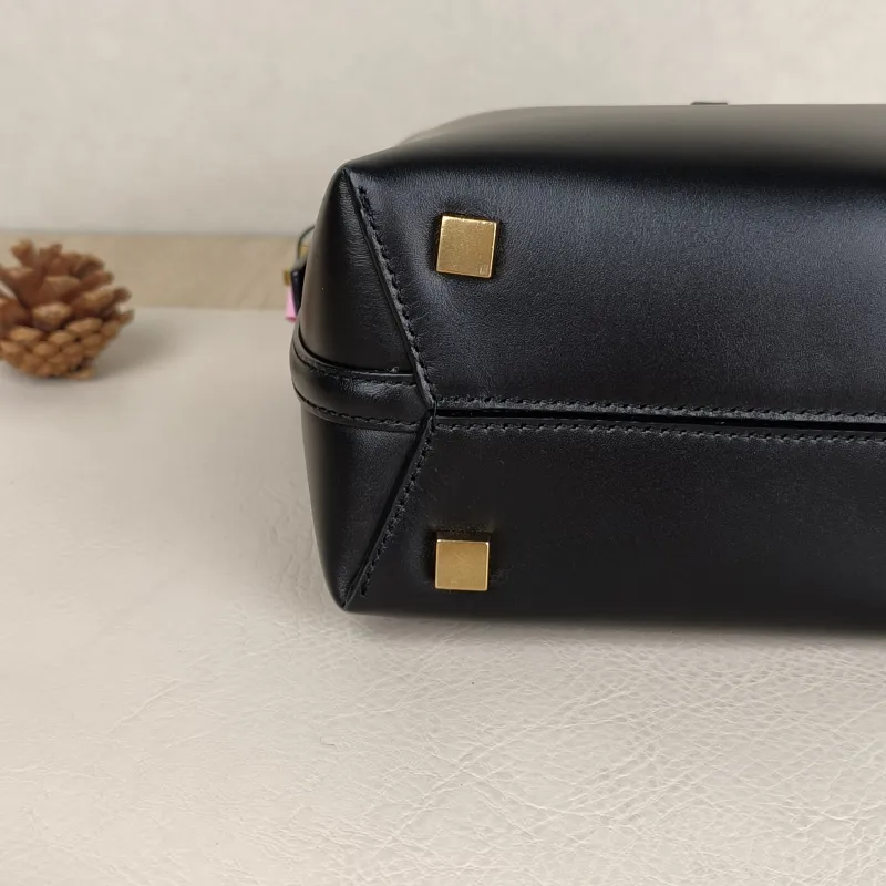 SAINT LAURENT Shoulder Bag LE 37 Black Calfskinmini13 × 6 × 15 cm — detail view 1 of 12