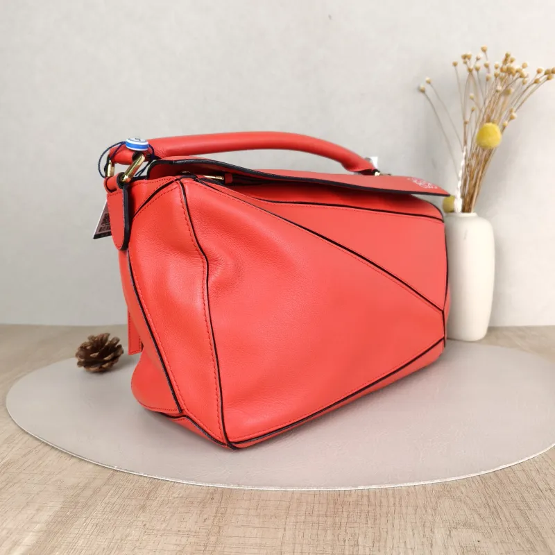 LOEWE Crossbody Bag Puzzle Red Calfskin Medium29 × 14 × 19.5 cm — cover view 4 of 5