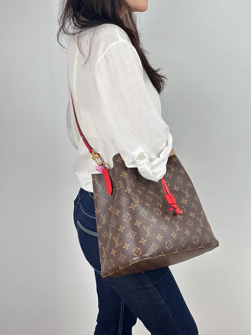 Louis Vuitton Shoulder Bag NÉONOÉ Bucket Bag PVC Medium 26 × 17.5 × 26 cm — on-model view 2 of 2