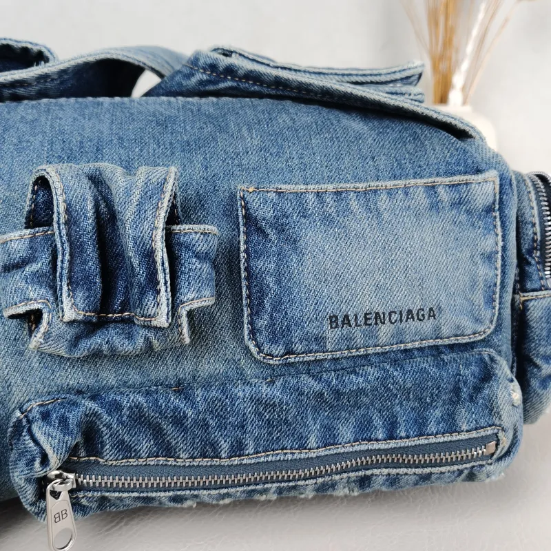 BALENCIAGA Shoulder Bag Superbusy Shoulder Bag Blue Small 37 × 12 × 13 cm — detail view 8 of 13