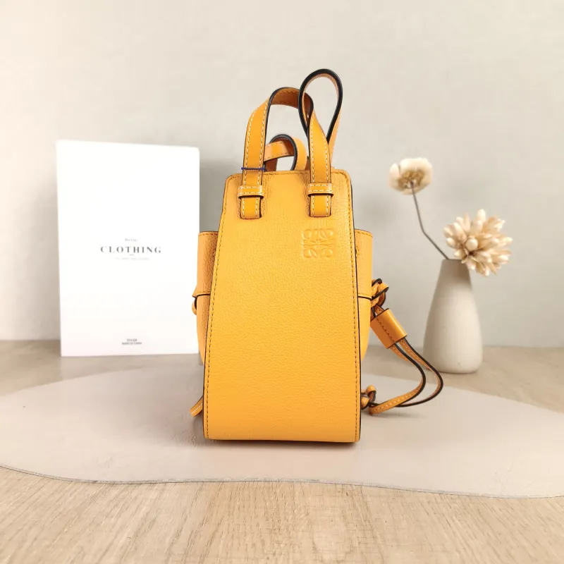 LOEWE Crossbody Bag Hammock Calfskinmini17 × 11 × 19.5 cm — detail view 5 of 11