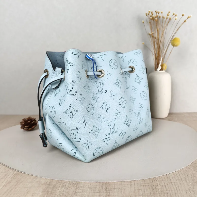 Louis Vuitton Crossbody Bag BELLA Green Calfskin 22 × 14 × 20 cm — cover view 2 of 5