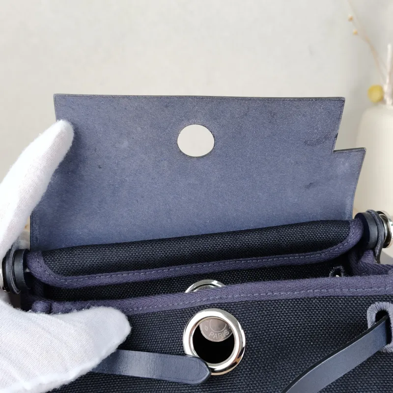 Hermès Crossbody Bag Herbag Zip 20Black Calfskin，Canvasmini20.5 × 7 × 16.5 cm — detail view 7 of 13