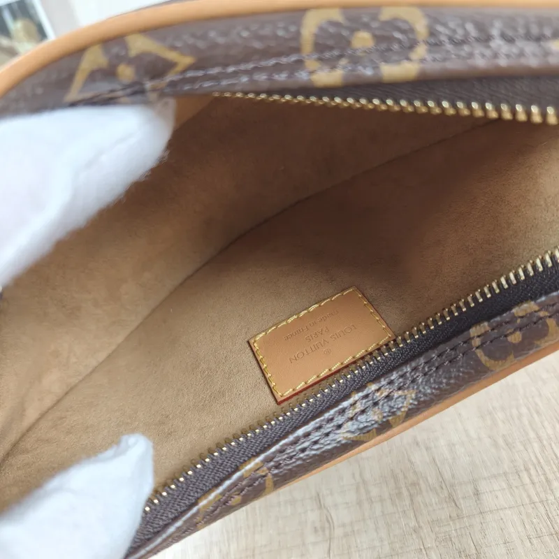 Louis Vuitton Crossbody Bag Loop Monogram PVC Small23 × 6 × 13 cm — detail view 4 of 10