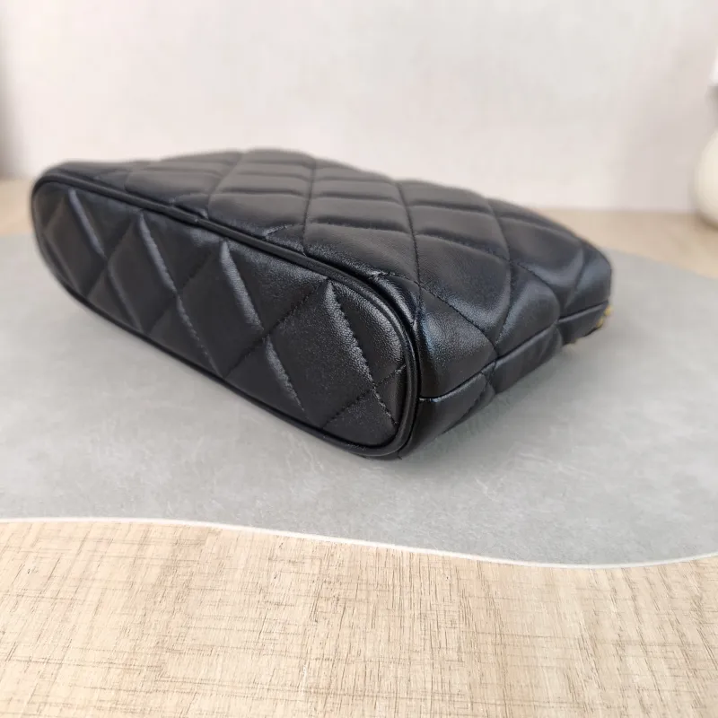 Chanel Crossbody Bag hobo Black Lambskin One Size 20 × 5 × 16.5 cm — detail view 6 of 11