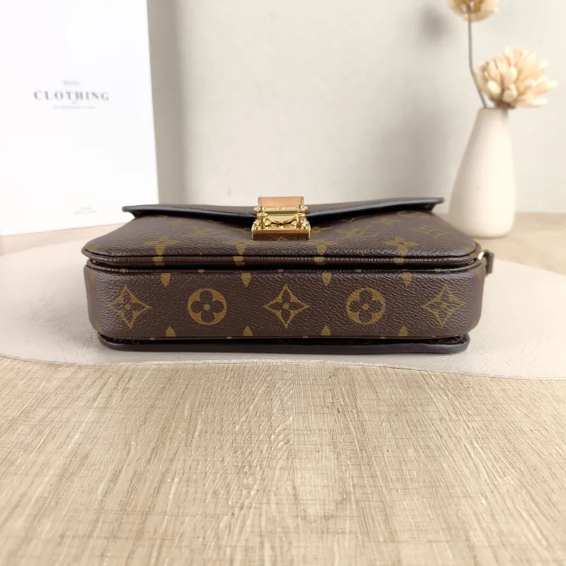 Louis Vuitton Crossbody Bag Pochette Métis East West Monogram PVC Small 21.5 × 6 × 13.5 cm — cover view 3 of 5
