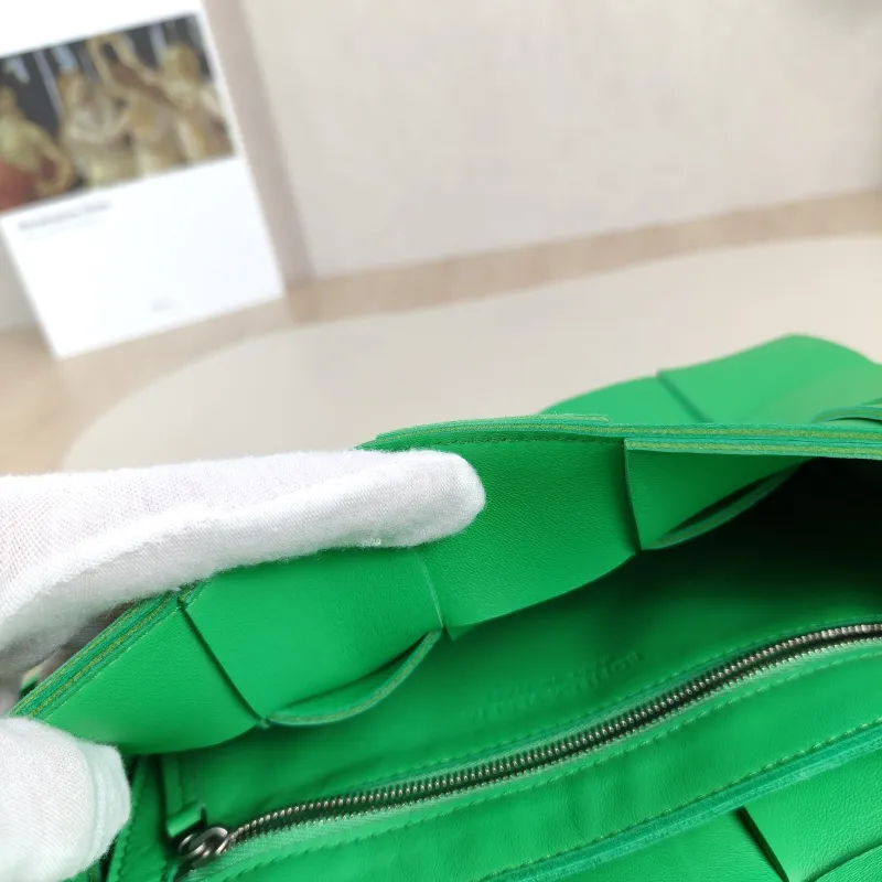 Bottega Veneta Crossbody Bag Cassette Woven Green Lambskin Medium23 × 5 × 15 cm — detail view 8 of 13