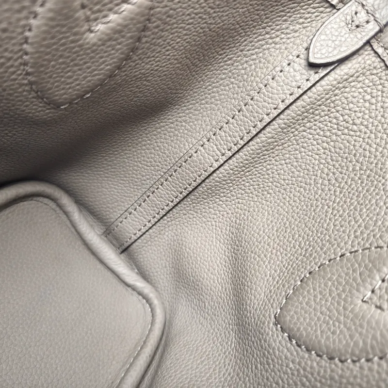 Louis Vuitton Crossbody Bag NEVERFULL INSIDE OUT BB PVC · Calfskin BB26.5 × 11 × 16.5 cm — detail view 13 of 15